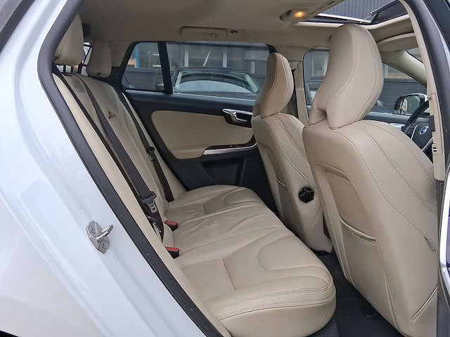 Volvo v60 2.4 d6 awd plug-in hybrid summum | 1-thh-04 - afbeelding 2 van  18
