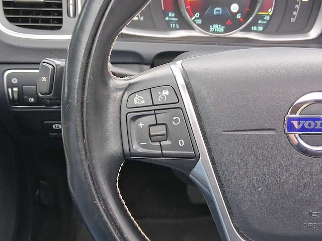 Volvo v60 2.4 d6 awd plug-in hybrid summum | 1-thh-04 - afbeelding 12 van  37