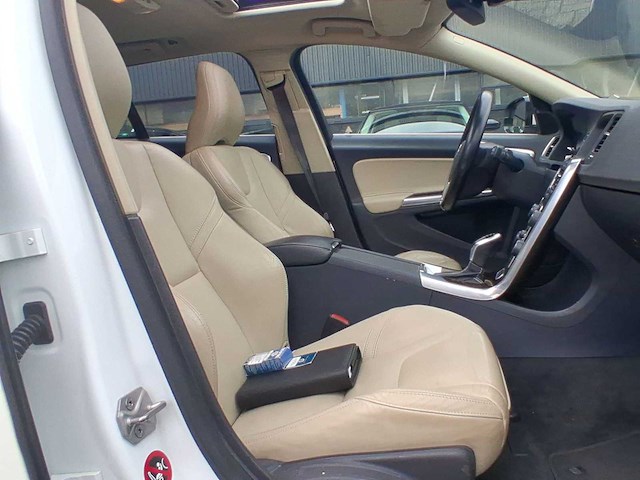 Volvo v60 2.4 d6 awd plug-in hybrid summum | 1-thh-04 - afbeelding 32 van  37
