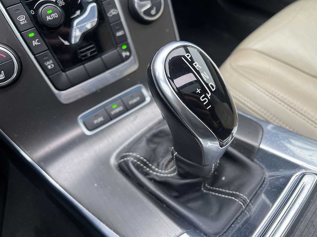 Volvo v60 2.4 d6 awd plug-in hybrid summum 2013 | 3-ktv-67 - afbeelding 15 van  29