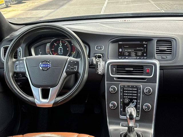 Volvo v60 2.4 d6 awd plug-in hybrid summum | 7-spz-62 - afbeelding 25 van  30