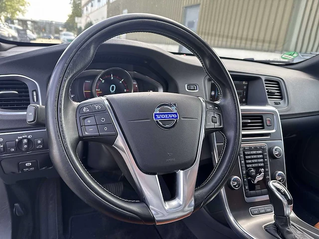 Volvo v60 2.4 d6 awd plug-in hybrid summum | 7-spz-62 - afbeelding 28 van  30