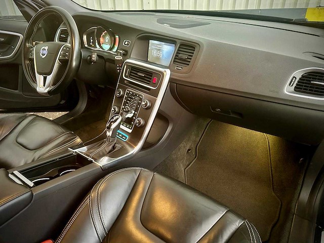 Volvo v60 2.4 d6 awd plug-in hybrid summum automaat 8-sjr-36 - afbeelding 16 van  18