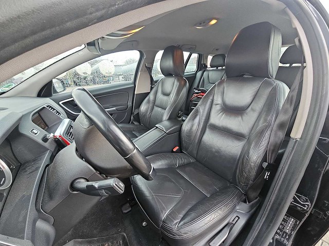 Volvo v60 3.0 t6 awd momentum | 07-rrv-3 i - afbeelding 23 van  28