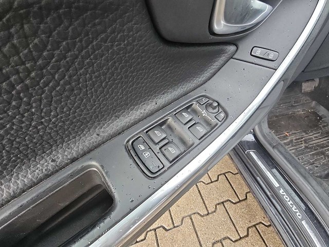 Volvo v60 3.0 t6 awd momentum | 07-rrv-3 i - afbeelding 25 van  28