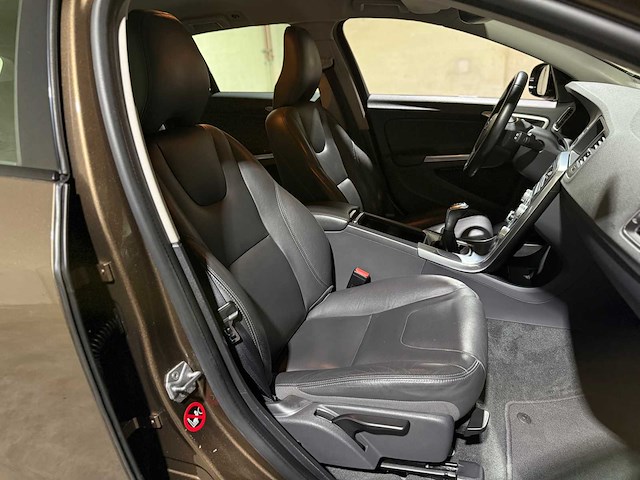 Volvo v60 cross country 2.0 d3 polar+ 150pk 2017, pt-351-g - afbeelding 30 van  40