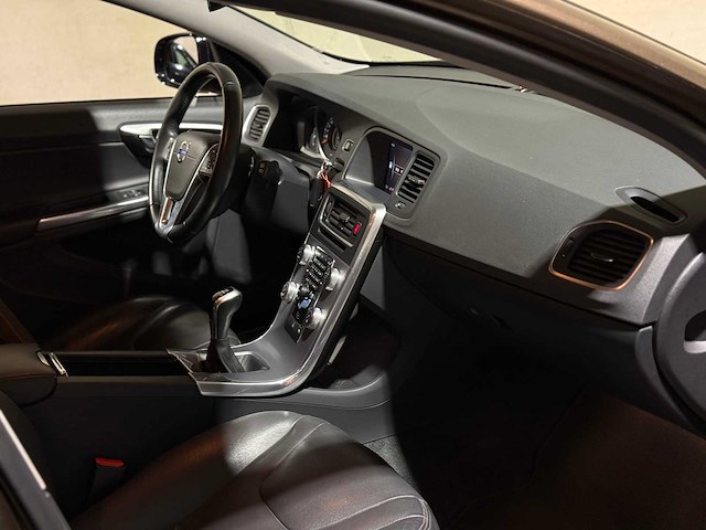 Volvo v60 cross country 2.0 d3 polar+ 150pk 2017, pt-351-g - afbeelding 24 van  40