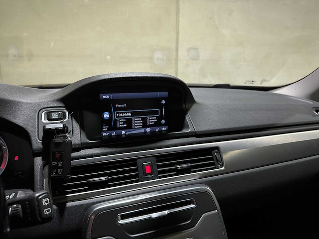 Volvo v70 1.6 t4 limited edition 179pk 2011 (origineel-nl), 63-rsf-2 - afbeelding 27 van  33