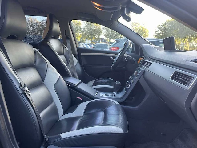 Volvo v70 2.0t r-edition | 31-nzr-5 - afbeelding 18 van  33