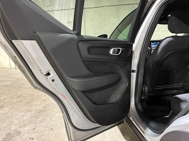 Volvo xc40 recharge core 70 kwh 231pk 2022 (origineel-nl + 1e eigenaar), r-491-bz - afbeelding 27 van  45