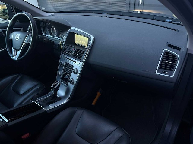 Volvo xc60 2.0 d4 fwd r-design 2017 | pg-181-p iaw - afbeelding 19 van  35