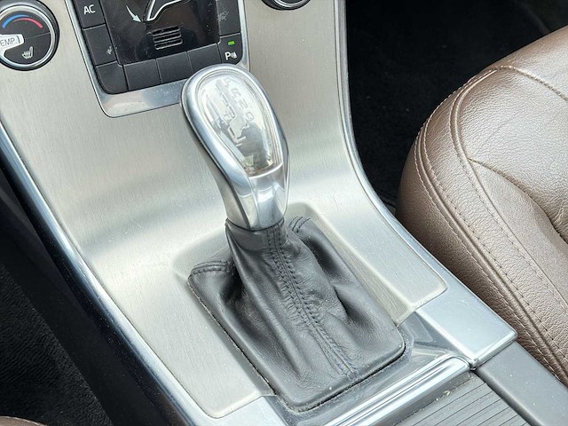 Volvo xc60 2.0 t5 kinetic | 38-xrr-6 i - afbeelding 5 van  32