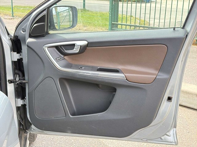 Volvo xc60 2.0 t5 kinetic | 38-xrr-6 i - afbeelding 28 van  35