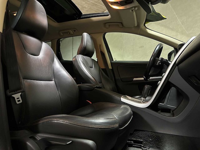 Volvo xc60 2.4 d5 awd r-design 205pk 2010, 66-nkx-7 - afbeelding 33 van  51