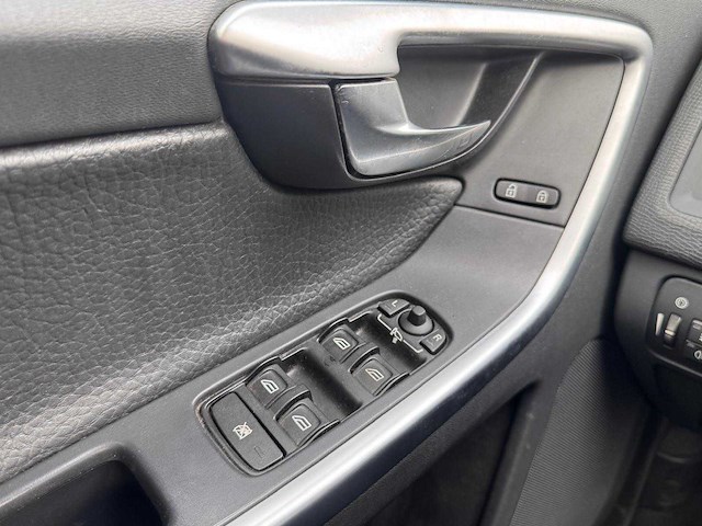 Volvo xc60 3.0 t6 awd momentum automaat; 67-hrp-1 - afbeelding 2 van  17