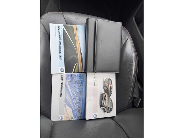Volvo xc60 3.0 t6 awd momentum automaat; 67-hrp-1 - afbeelding 9 van  17