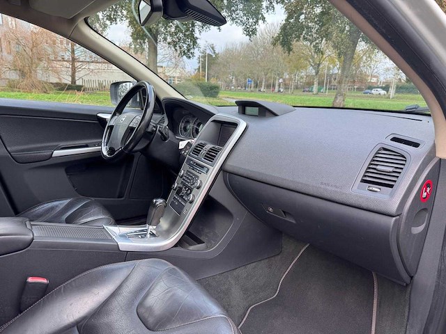 Volvo xc60 3.0 t6 awd momentum automaat; 67-hrp-1 - afbeelding 13 van  17