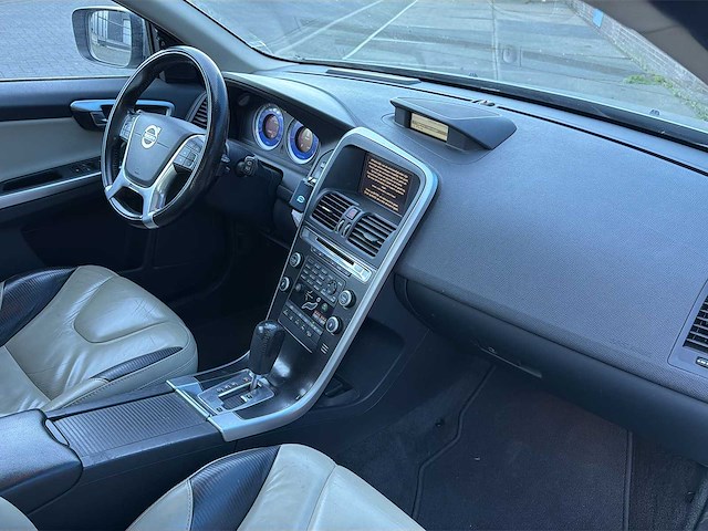 Volvo xc60 3.0 t6 awd r-design 2010 | 55-nhg-1 i - afbeelding 27 van  37