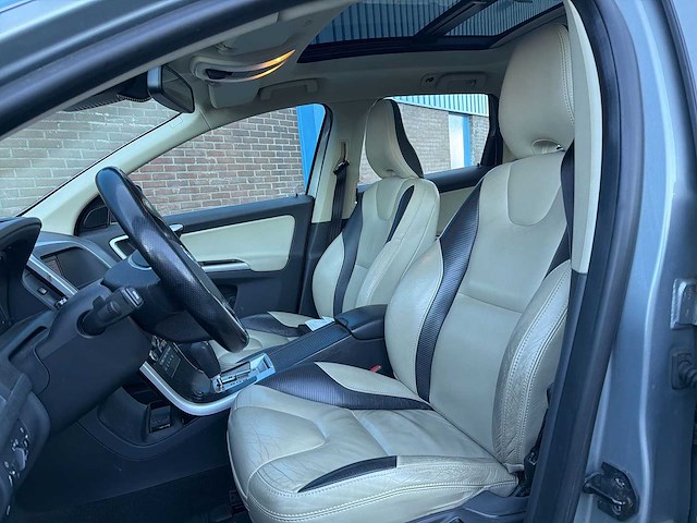 Volvo xc60 3.0 t6 awd r-design 2010 | 55-nhg-1 i - afbeelding 32 van  37