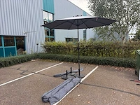 Vonroc parasol op voet (3x) - afbeelding 1 van  6