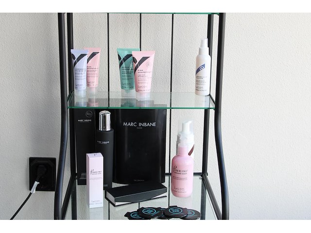 Voornamelijk nieuwe huidproducten in kast kavel 14 w.o. scrubcream en lotion. 21 diverse producten. - afbeelding 2 van  3