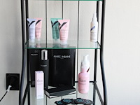 Voornamelijk nieuwe huidproducten in kast kavel 14 w.o. scrubcream en lotion. 21 diverse producten. - afbeelding 2 van  3