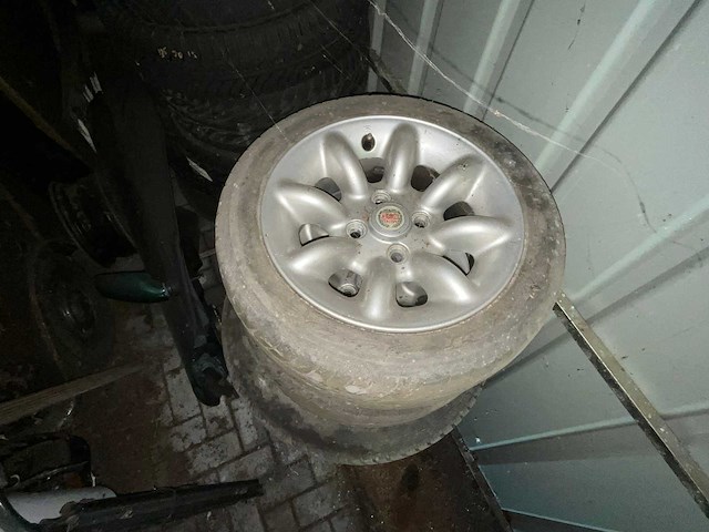 Voorraad auto-onderdelen o.a. carrosserie, interieur, velgen van mg, mini - afbeelding 16 van  41