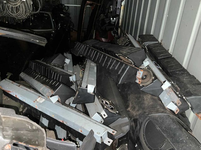 Voorraad auto-onderdelen o.a. carrosserie, interieur, velgen van mg, mini - afbeelding 19 van  41