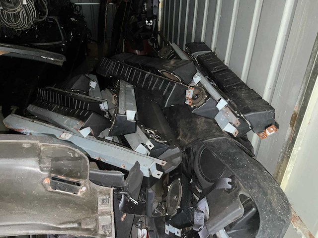 Voorraad auto-onderdelen o.a. carrosserie, interieur, velgen van mg, mini - afbeelding 28 van  41