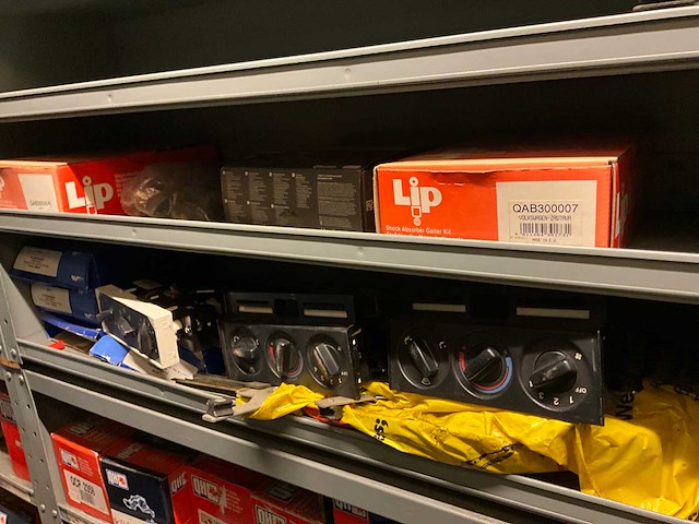Voorraad auto-onderdelen o.a. koppelingskabels, ecu’s, autoradio’s, tellerklokken, schokdempers, bougiekabels, interieuronderdelen - afbeelding 3 van  22