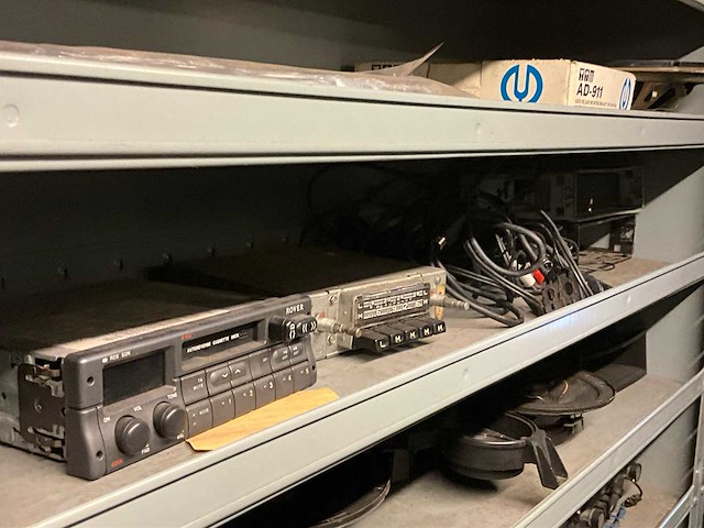 Voorraad auto-onderdelen o.a. koppelingskabels, ecu’s, autoradio’s, tellerklokken, schokdempers, bougiekabels, interieuronderdelen - afbeelding 5 van  22