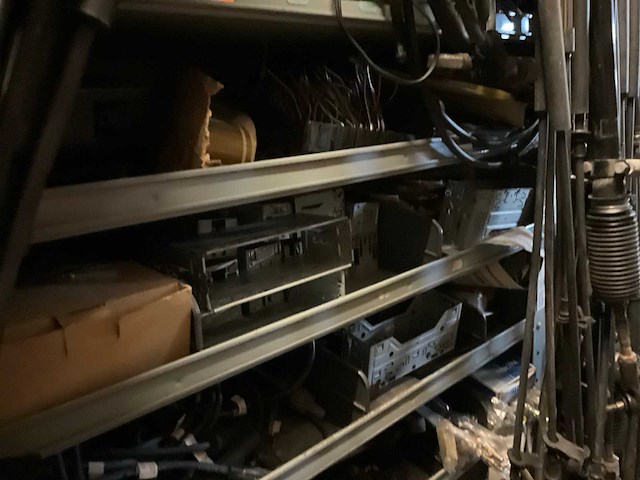 Voorraad auto-onderdelen o.a. koppelingskabels, ecu’s, autoradio’s, tellerklokken, schokdempers, bougiekabels, interieuronderdelen - afbeelding 7 van  22