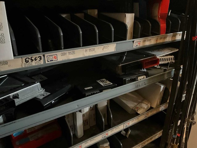 Voorraad auto-onderdelen o.a. koppelingskabels, ecu’s, autoradio’s, tellerklokken, schokdempers, bougiekabels, interieuronderdelen - afbeelding 8 van  22
