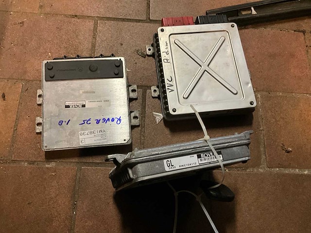 Voorraad auto-onderdelen o.a. koppelingskabels, ecu’s, autoradio’s, tellerklokken, schokdempers, bougiekabels, interieuronderdelen - afbeelding 9 van  22