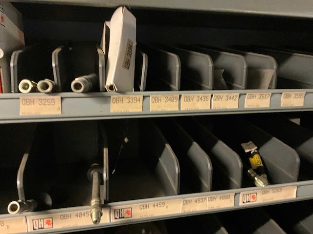 Voorraad auto-onderdelen o.a. koppelingskabels, ecu’s, autoradio’s, tellerklokken, schokdempers, bougiekabels, interieuronderdelen - afbeelding 14 van  22