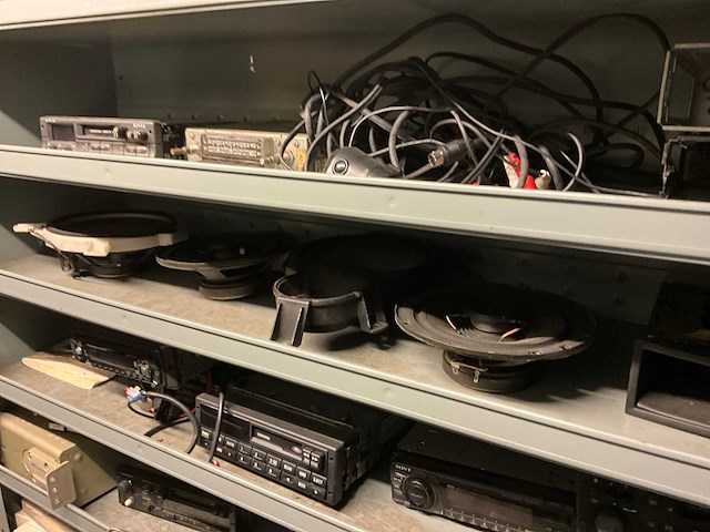 Voorraad auto-onderdelen o.a. koppelingskabels, ecu’s, autoradio’s, tellerklokken, schokdempers, bougiekabels, interieuronderdelen - afbeelding 15 van  22