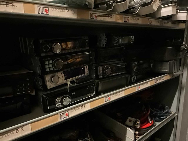 Voorraad auto-onderdelen o.a. koppelingskabels, ecu’s, autoradio’s, tellerklokken, schokdempers, bougiekabels, interieuronderdelen - afbeelding 17 van  22