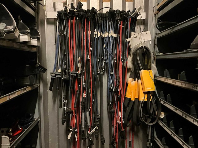 Voorraad auto-onderdelen o.a. koppelingskabels, ecu’s, autoradio’s, tellerklokken, schokdempers, bougiekabels, interieuronderdelen - afbeelding 18 van  22