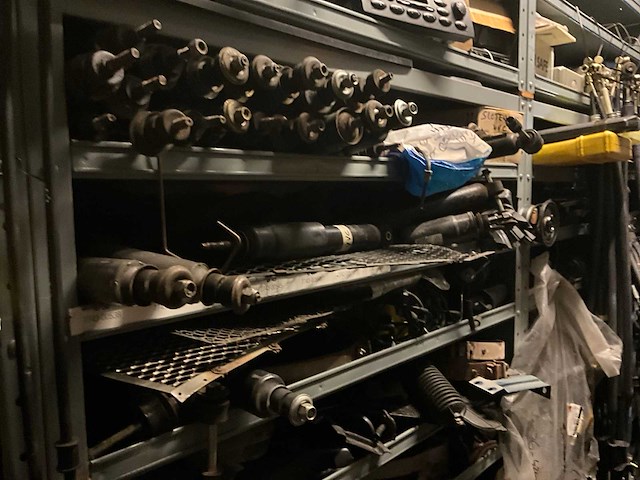 Voorraad auto-onderdelen o.a. koppelingskabels, ecu’s, autoradio’s, tellerklokken, schokdempers, bougiekabels, interieuronderdelen - afbeelding 19 van  22