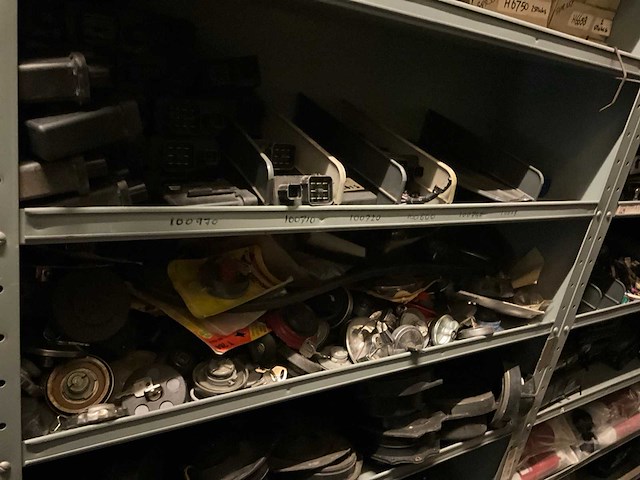 Voorraad auto-onderdelen o.a. koppelingskabels, ecu’s, autoradio’s, tellerklokken, schokdempers, bougiekabels, interieuronderdelen - afbeelding 21 van  22