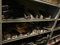 Voorraad auto-onderdelen o.a. koppelingskabels, ecu’s, autoradio’s, tellerklokken, schokdempers, bougiekabels, interieuronderdelen - afbeelding 21 van  22