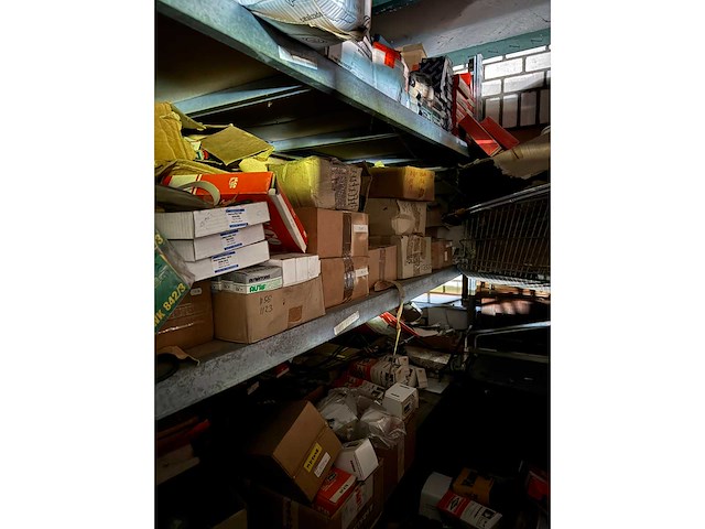 Voorraad auto-onderdelen o.a. remblokken, radiatoren, interieur/oliefilters + 12 meter legbordstelling - afbeelding 4 van  28