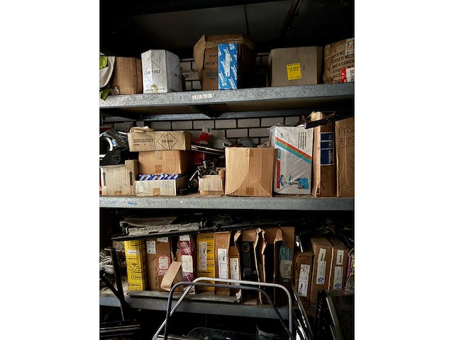 Voorraad auto-onderdelen o.a. remblokken, radiatoren, interieur/oliefilters + 12 meter legbordstelling - afbeelding 8 van  28