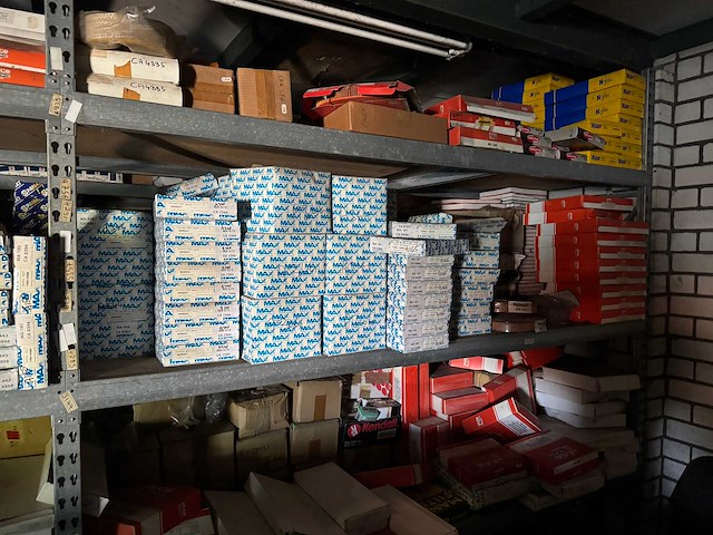Voorraad auto-onderdelen o.a. remblokken, radiatoren, interieur/oliefilters + 12 meter legbordstelling - afbeelding 9 van  28