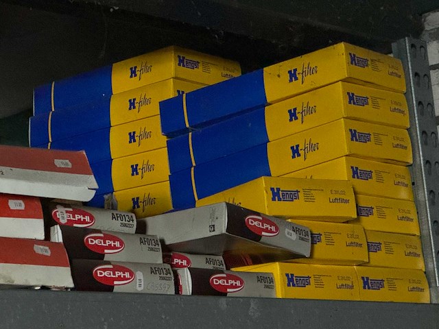 Voorraad auto-onderdelen o.a. remblokken, radiatoren, interieur/oliefilters + 12 meter legbordstelling - afbeelding 13 van  28
