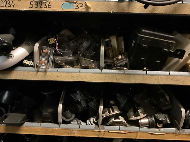 Voorraad auto-onderdelen o.a. stuurkolomsystemen, kogelkoppelingen, accukabels, keerringen, ecd, versnellingspoken - afbeelding 11 van  17