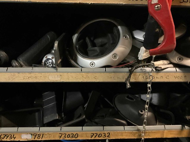 Voorraad auto-onderdelen o.a. stuurkolomsystemen, kogelkoppelingen, accukabels, keerringen, ecd, versnellingspoken - afbeelding 12 van  17