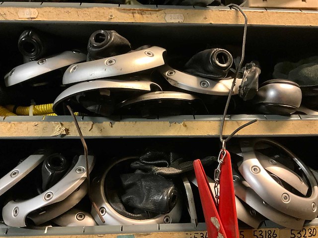 Voorraad auto-onderdelen o.a. stuurkolomsystemen, kogelkoppelingen, accukabels, keerringen, ecd, versnellingspoken - afbeelding 13 van  17