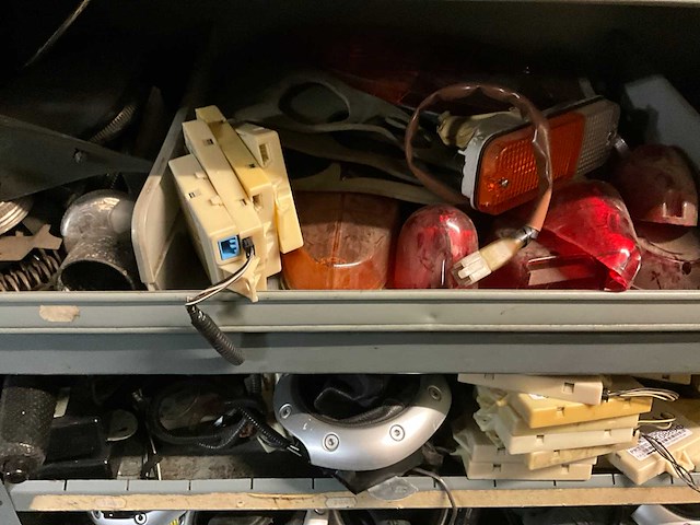 Voorraad auto-onderdelen o.a. stuurkolomsystemen, kogelkoppelingen, accukabels, keerringen, ecd, versnellingspoken - afbeelding 14 van  17