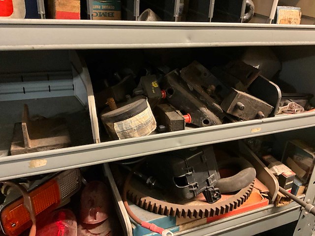 Voorraad auto-onderdelen o.a. stuurkolomsystemen, kogelkoppelingen, accukabels, keerringen, ecd, versnellingspoken - afbeelding 15 van  17